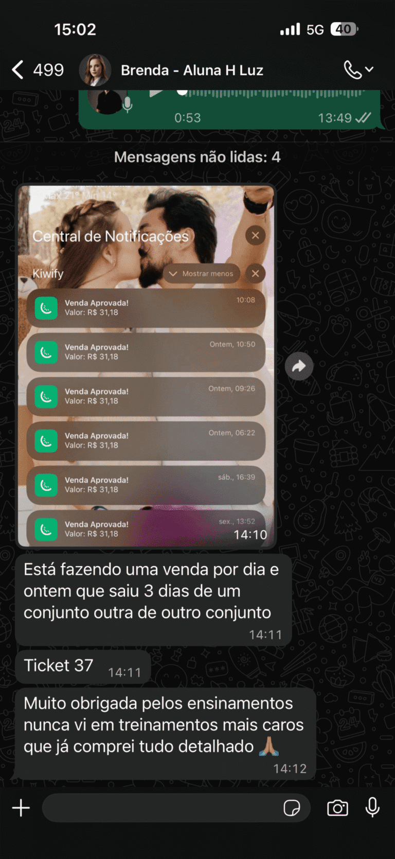 Vendedor de luz oferecendo produtos em loja com atendimento personalizado e ambiente acolhedor.